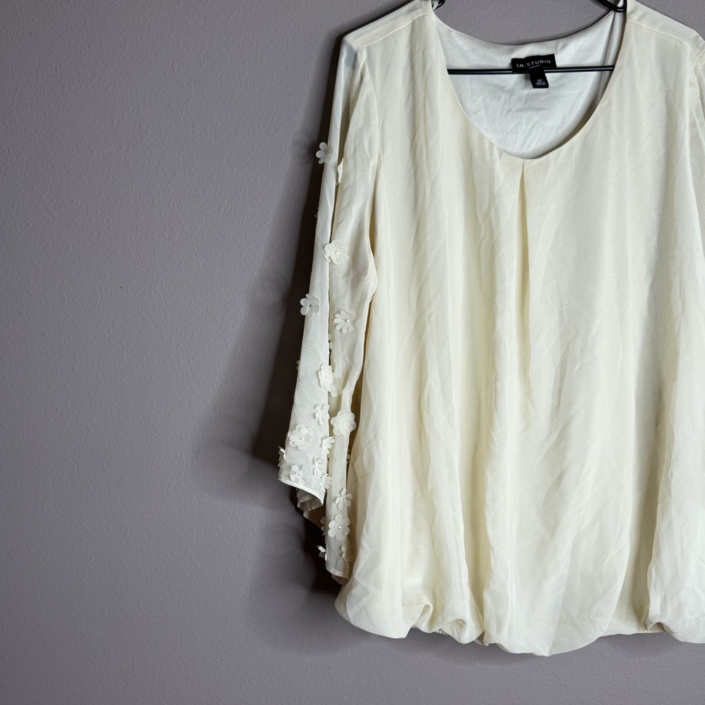 I.N. Studio 3-D Floral Applique Semi Sheer Sleeves Details Cream Blouse Sz 3X - Picture 5 of 11